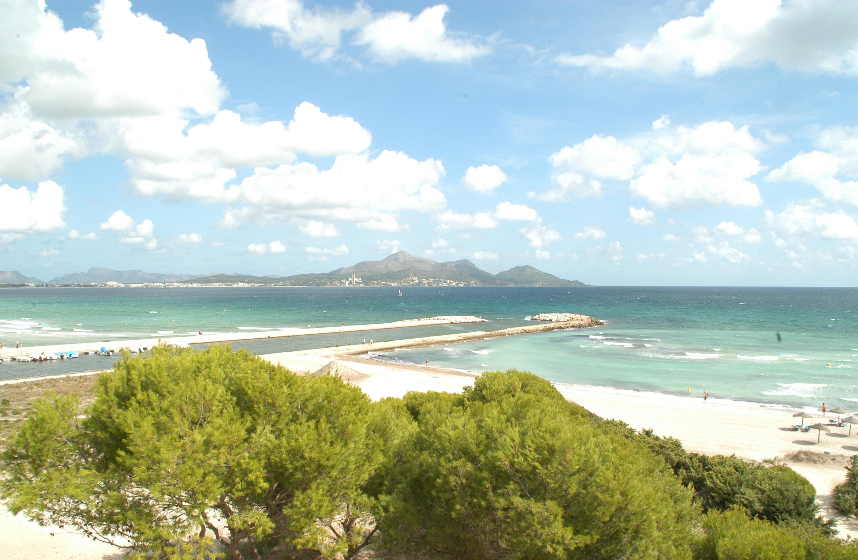 Grupotel Parc Natural & Spa Playa de Muro  Dış mekan fotoğraf View of the island of Mallorca from the coast of Portals Nous