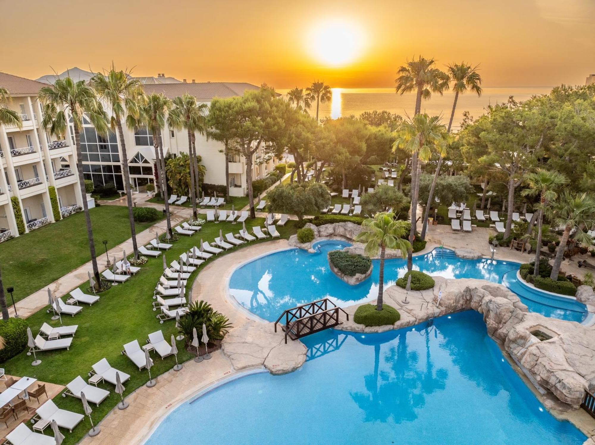 Grupotel Parc Natural & Spa Playa de Muro  Dış mekan fotoğraf Sunset at the hotel