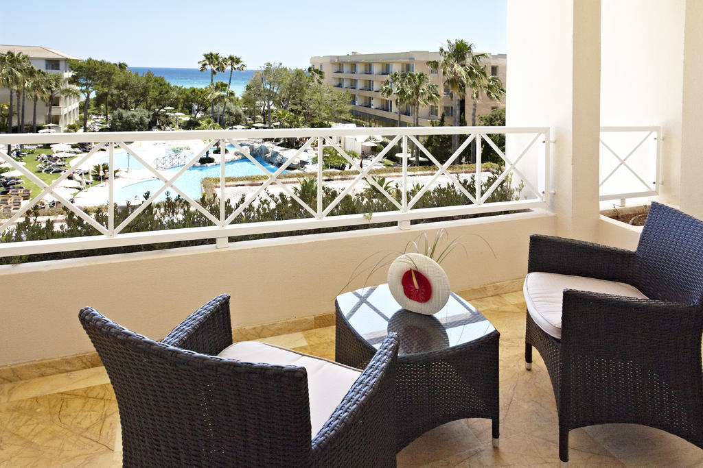 Grupotel Parc Natural & Spa Playa de Muro  Oda fotoğraf A balcony at the Hilton Nicosia