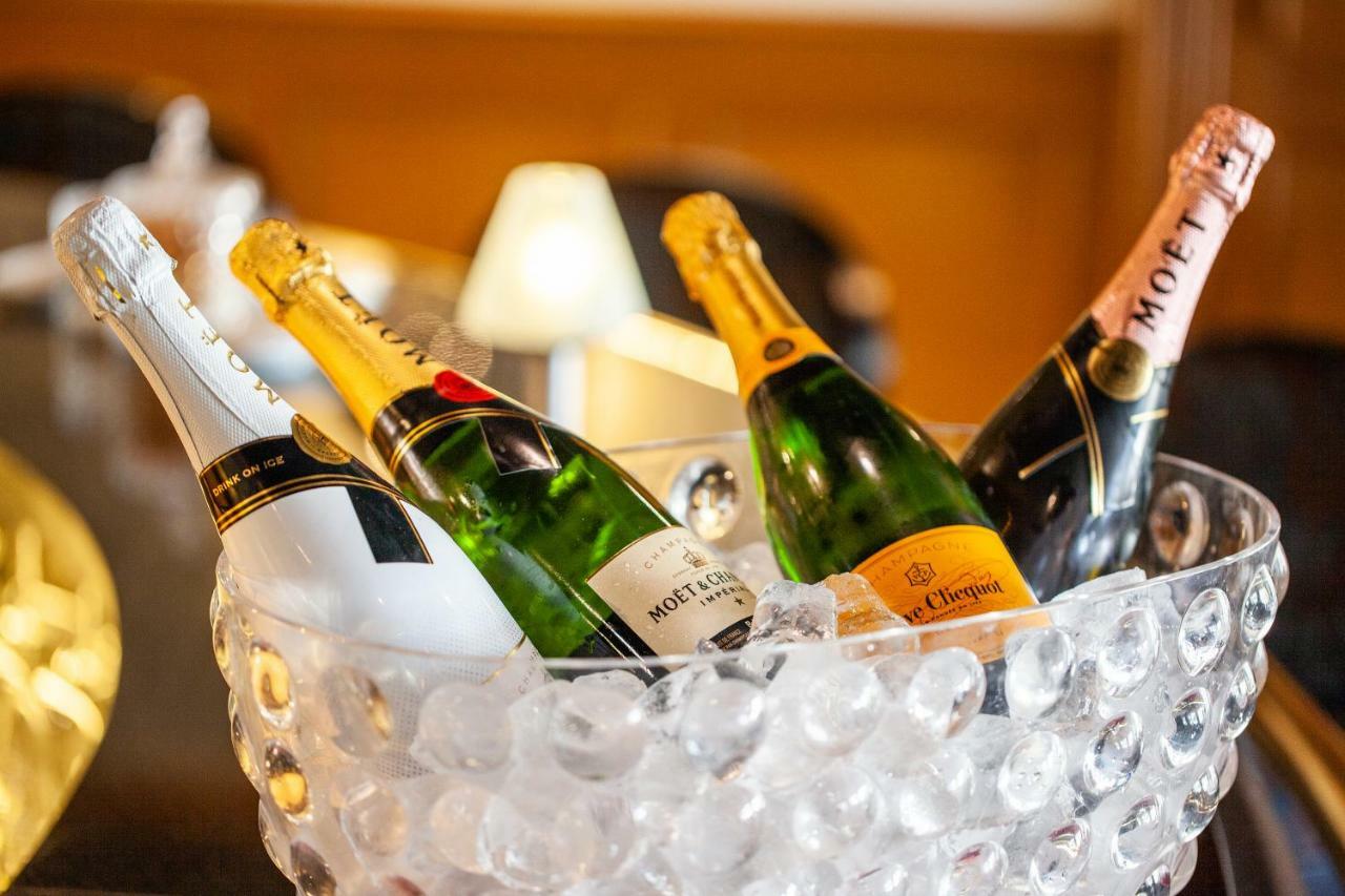 Grupotel Parc Natural & Spa Playa de Muro  Dış mekan fotoğraf Champagne bottles in an ice bucket